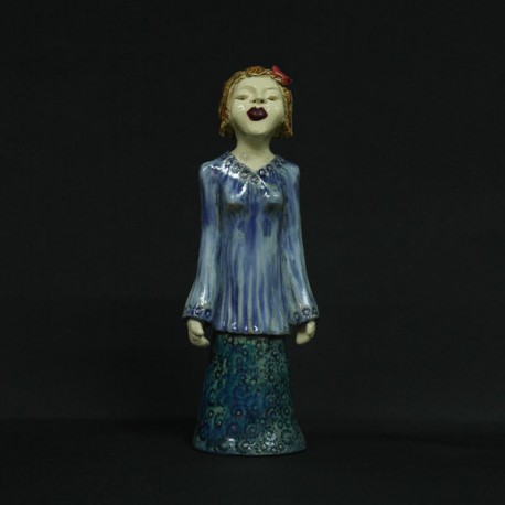 Menina saia e blusa azul