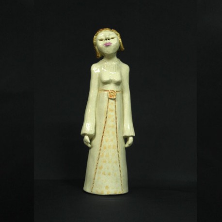 Menina vestido branco e laranja